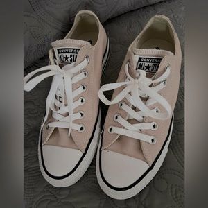 Converse All Star low tops women’s 7.5. NEW W/O TAGS Light tan